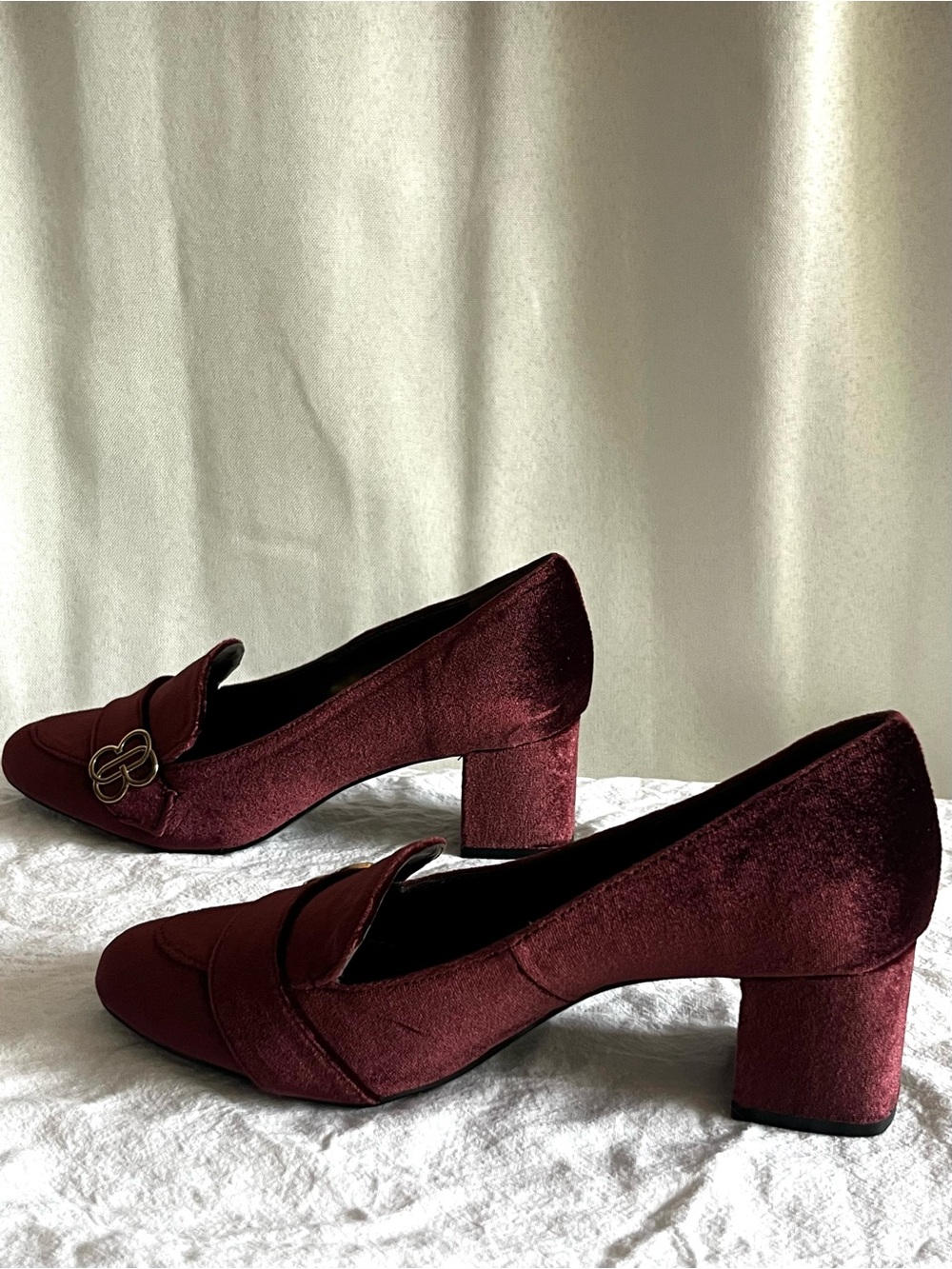 NWOT Bandolino Burgundy Velvet Loafer Pumps Gold Logo Block Heel 6.5 - Picture 5 of 9